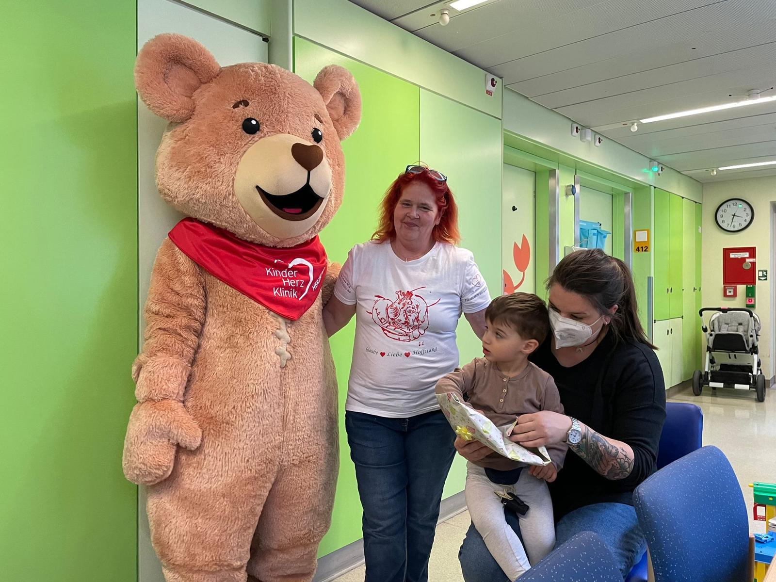 Team Lebensmut bei einem Besuch in der Kinderherzklinik der Charité Berlin